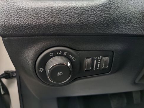 Used 2019 Jeep Compass Limited image 38