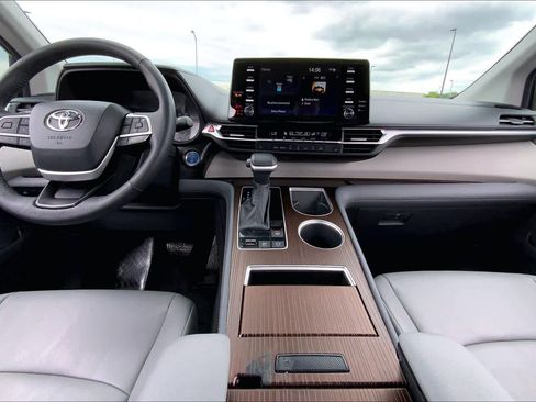 Certified 2024 Toyota Sienna XLE FWD image 15