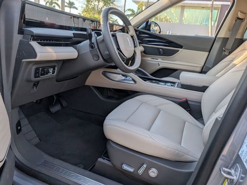 New 2025 Lincoln Nautilus Premier image 12