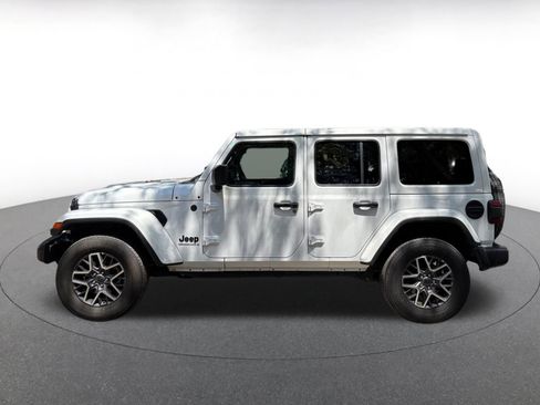 Used 2025 Jeep Wrangler Unlimited Sahara AWD/4WD image 8