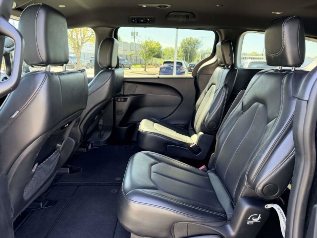 Used 2025 Chrysler Pacifica Select FWD image 13