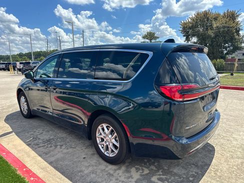 Used 2025 Chrysler Pacifica Select FWD image 5