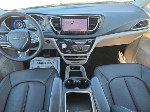 Used 2024 Chrysler Pacifica Touring-L FWD image 9