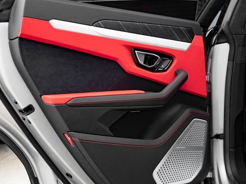 Used 2020 Lamborghini Urus image 35