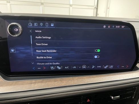 Used 2025 Chevrolet Suburban High Country image 32