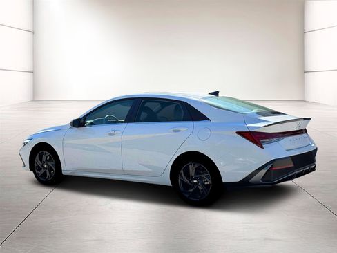 New 2026 Hyundai Elantra SEL Sport FWD image 4