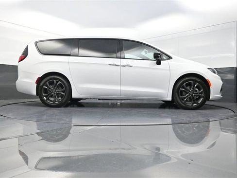 New 2026 Chrysler Pacifica Select image 24