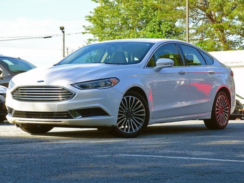 Used 2018 Ford Fusion SE w/ Fusion SE Technology Package FWD image 4