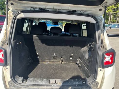 Used 2019 Jeep Renegade Latitude FWD image 34