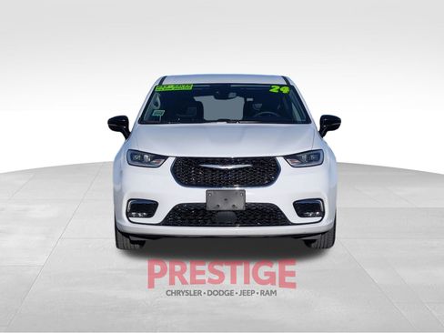 Used 2024 Chrysler Pacifica Touring-L FWD image 3