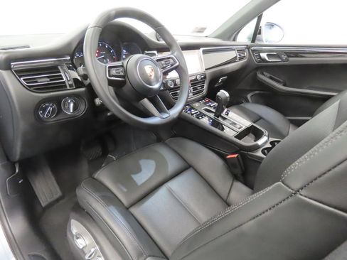 Certified 2026 Porsche Macan AWD/4WD image 4