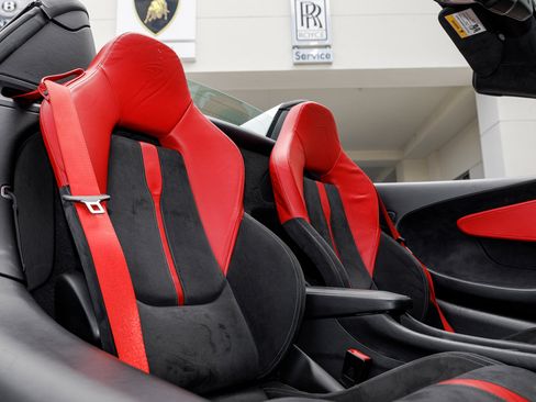 Used 2019 McLaren 570S Spider image 32