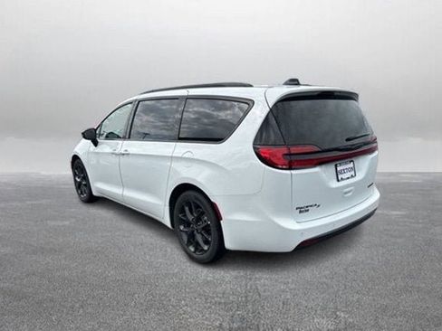 Used 2025 Chrysler Pacifica Limited FWD image 7