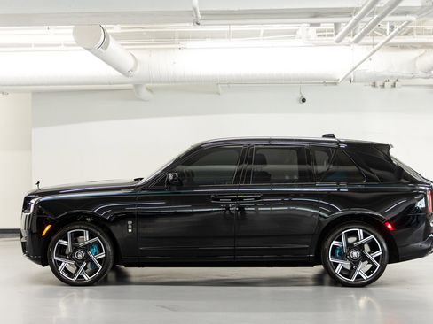 Certified 2025 Rolls-Royce Cullinan Black Badge AWD/4WD image 2
