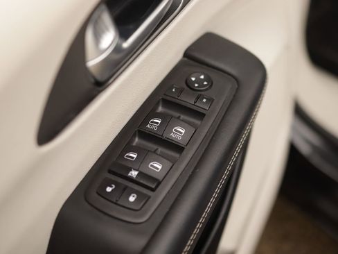 Used 2023 Chrysler Pacifica Touring-L FWD image 24
