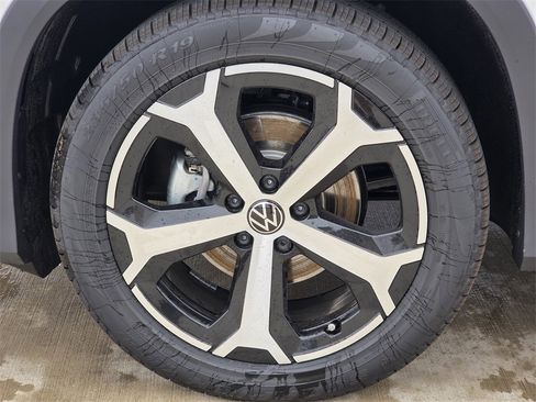 New 2026 Volkswagen Tiguan SE image 8