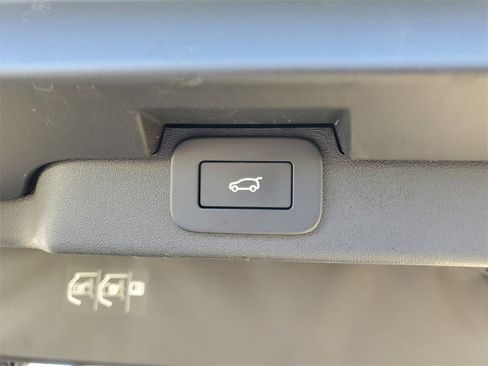 Used 2024 Land Rover Discovery S image 10