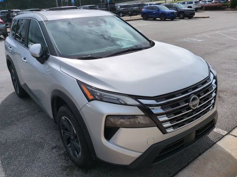 Used 2025 Nissan Rogue SV FWD image 2