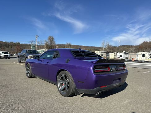 Used 2016 Dodge Challenger SRT w/ Technology Group image 8
