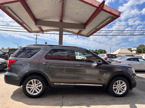 Used 2017 Ford Explorer XLT FWD image 5