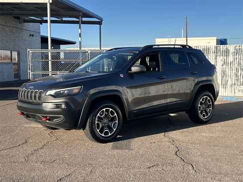 Used 2021 Jeep Cherokee Trailhawk image 3