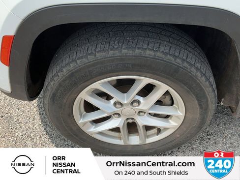 Used 2023 Jeep Grand Cherokee L Laredo AWD/4WD image 9