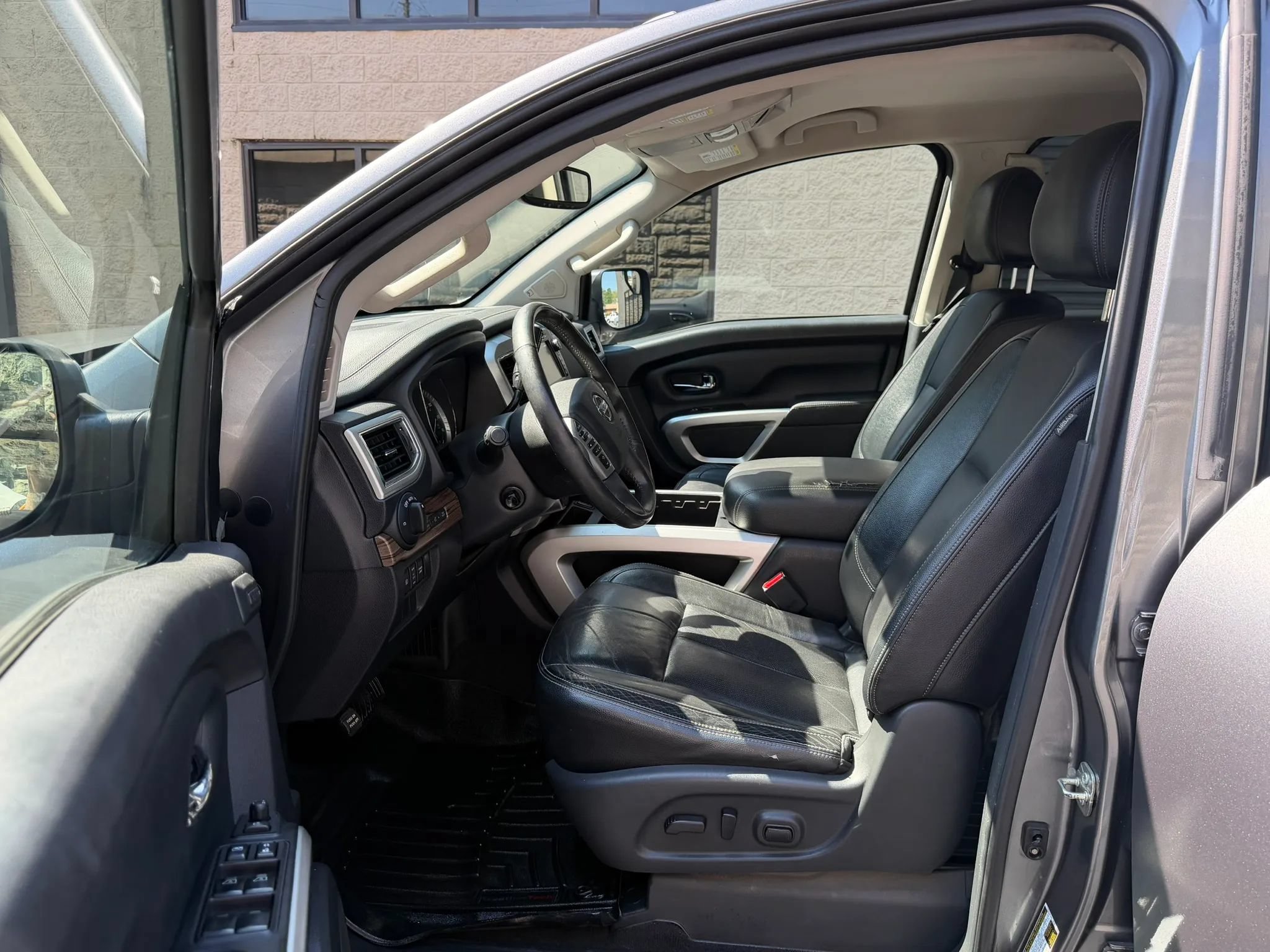 Used 2017 Nissan Titan SL AWD/4WD image 22