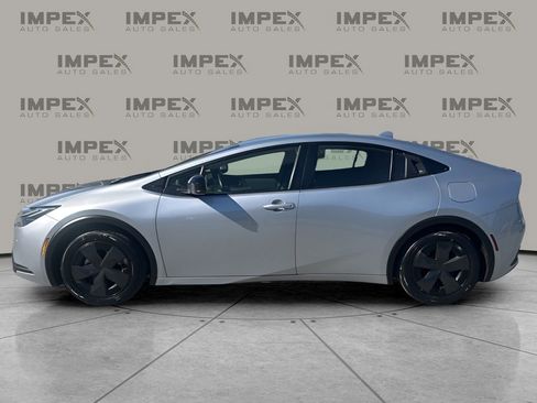 Used 2024 Toyota Prius LE image 2