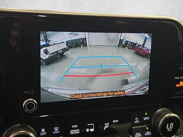 Used 2024 Toyota Highlander LE FWD image 12