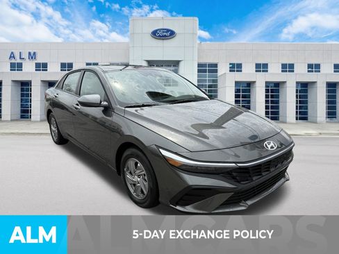 Used 2025 Hyundai Elantra SE image 3