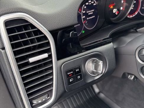Used 2020 Porsche Cayenne Base image 18