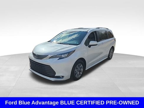 Used 2024 Toyota Sienna XLE image 3