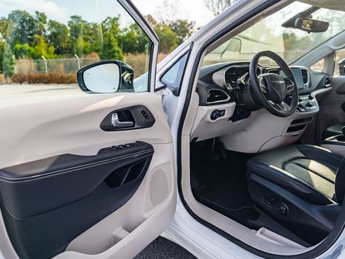 Used 2024 Chrysler Pacifica Touring-L image 17