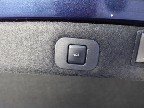 Used 2017 Lincoln Continental Select image 29