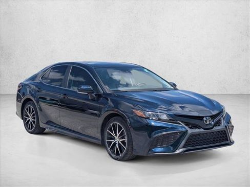 Used 2021 Toyota Camry SE w/ Convenience Package FWD image 3