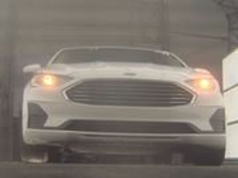 Used 2019 Ford Fusion SE FWD image 14