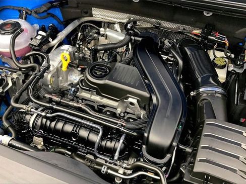 Used 2025 Volkswagen Taos SE image 31