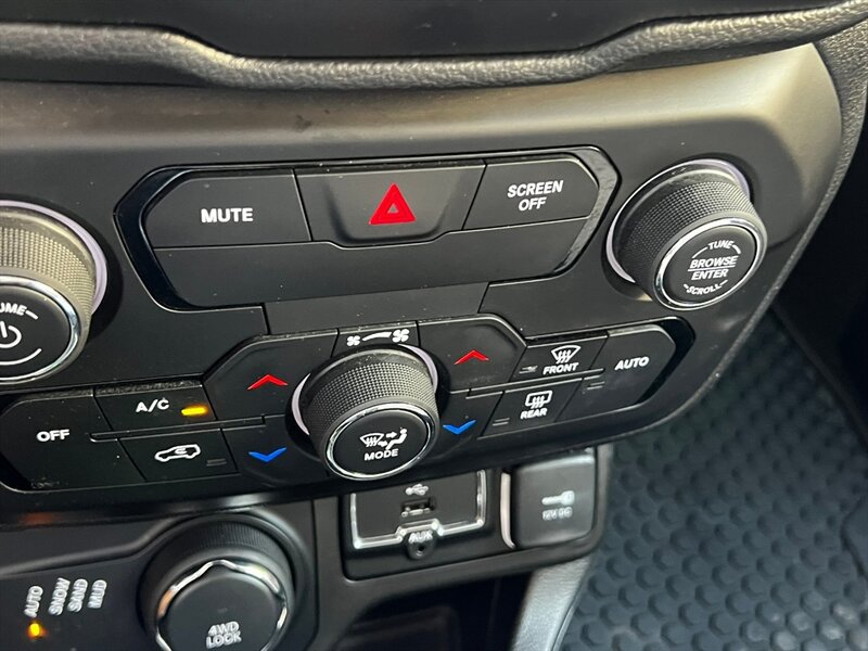 Used 2019 Jeep Renegade Latitude w/ Safety & Security Group II AWD/4WD image 32