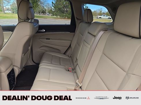 Used 2019 Jeep Grand Cherokee Overland AWD/4WD image 26