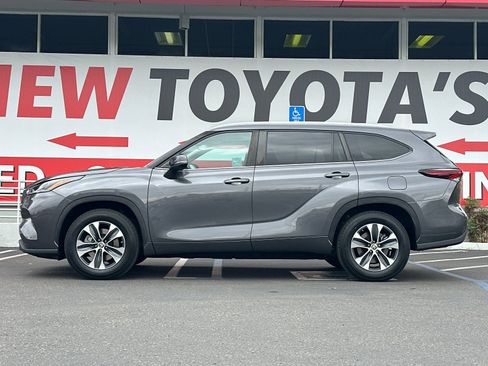 Used 2024 Toyota Highlander XLE FWD image 2