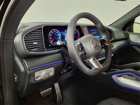 Used 2025 Mercedes-Benz GLS 450 4MATIC image 4