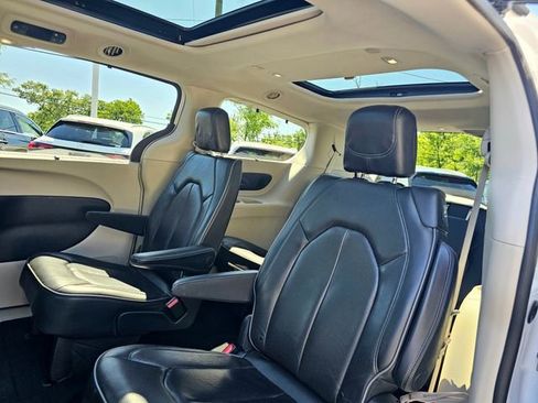 Used 2020 Chrysler Pacifica Limited w/ Tire & Wheel Group FWD image 27