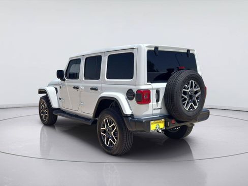 Used 2026 Jeep Wrangler Unlimited Sahara AWD/4WD image 3