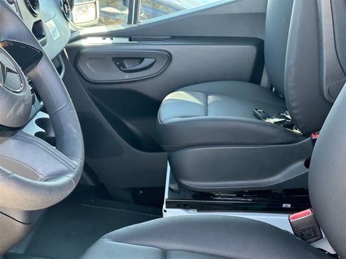 Used 2025 Mercedes-Benz Sprinter 2500 image 11