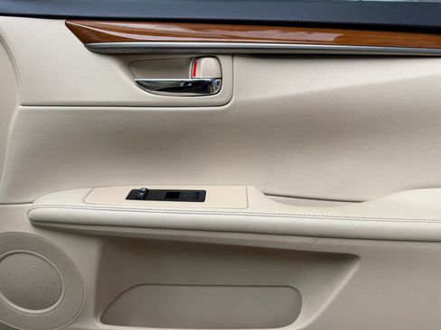 Used 2014 Lexus ES 300h w/ Luxury Package w/Bamboo Trim FWD image 15