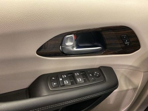 Used 2024 Chrysler Pacifica Limited image 22