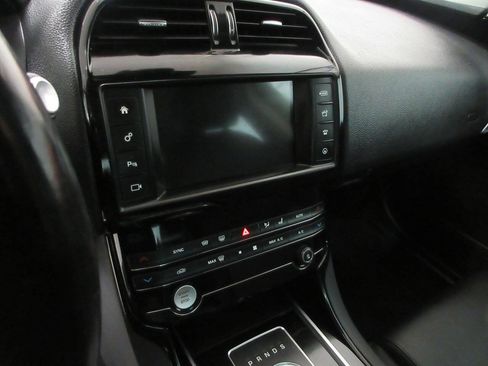 Used 2017 Jaguar XE Premium image 21