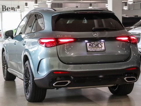 Used 2025 Mercedes-Benz GLC 300 4MATIC image 2
