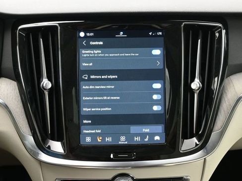 Used 2023 Volvo V60 B5 Cross Country Plus image 17