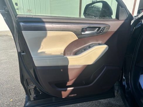 Used 2020 Toyota Highlander Limited image 14